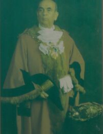 A portrait of a white man in gowns with a gold chain around his neck.